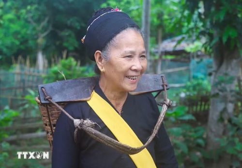 Trong bộ trang phục truyền thống của người phụ nữ Ơ Đu, khăn quấn đầu thường không thêu hoa văn. (Ảnh: Xuân Tiến/TTXVN)