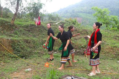 Trang phục truyền thống của người phụ nữ Ơ Đu không chỉ phục vụ cho cuộc sống hàng ngày mà còn được sử dụng trong các dịp lễ hội, giúp gìn giữ và phát huy bản sắc văn hóa của dân tộc Ơ Đu. (Ảnh: Xuân Tiến/TTXVN)