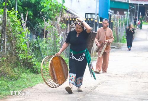 Phụ nữ và đàn ông Ơ Đu ở bản Văng Môn (xã Nga My, tỉnh Nghệ An) trong trang phục truyền thống. (Ảnh: Xuân Tiến/TTXVN)