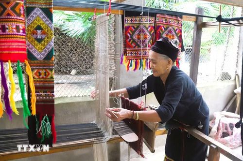 Để làm ra một bộ trang phục truyền thống của người Ơ Đu cần sự kiên trì, tỉ mỉ và mất nhiều thời gian vì các công đoạn đều phải dệt bằng thủ công. (Ảnh: Xuân Tiến/TTXVN)