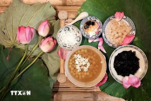 Các món quà chiều mang hương vị sen Hà Nội được giới thiệu tới du khách trong chương trình trải nghiệm văn hóa trà sen. (Ảnh: Phạm Tuấn Anh/TTXVN)
