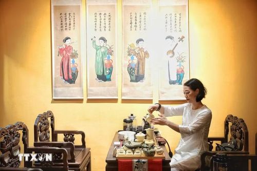 Không gian trà đạo được tái hiện với các vật dụng mang đậm dấu ấn văn hóa Hà Nội xưa tại Ngôi nhà Di sản 87 Mã Mây. (Ảnh: Phạm Tuấn Anh/TTXVN)