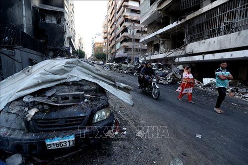 Ô tô bị phá hủy sau cuộc không kích của Israel tại Beirut, Liban. Ảnh: THX/TTXVN