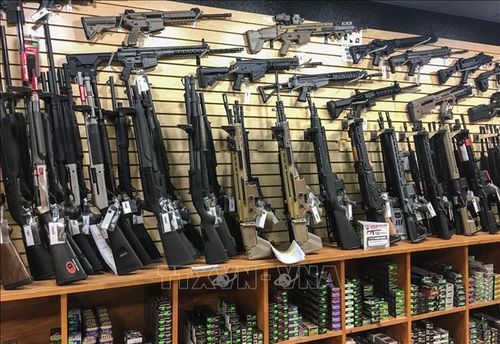 Súng được bày bán tại cửa hàng ở Las Vegas, Nevada, Mỹ. Ảnh tư liệu - minh họa: AFP/TTXVN
