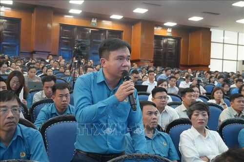 Anh Nguyễn Văn Trọn, Công đoàn Công ty TNHH giầy Annora Việt Nam đặt câu hỏi đối thoại.