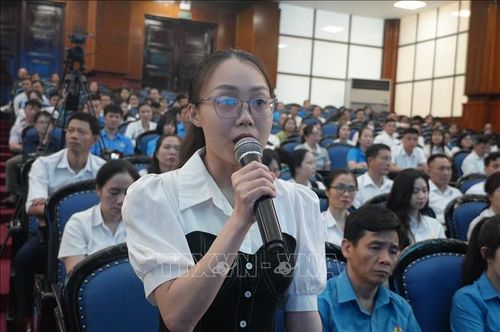 Chị Tạ Thị Thu Huệ, Công đoàn Công ty TNHH THN Autoparts Việt Nam đặt câu hỏi đối thoại về vấn đề việc làm.