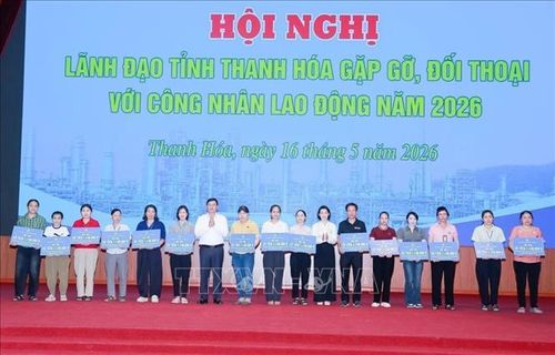 Lãnh đạo tỉnh trao hỗ trợ cho công nhân mắc bệnh hiểm nghèo.