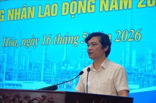 Ông Hoàng Ngọc Trung, Phó Giám đốc Sở Nội vụ trả lời câu hỏi của người lao động.