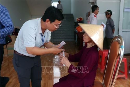Bên cạnh khám bệnh, hoạt động kết hợp cấp phát thuốc miễn phí và tư vấn sử dụng thuốc an toàn cho người dân. Ảnh: Trung Kiên/TTXVN