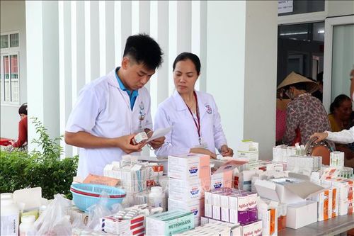 Bên cạnh khám bệnh, hoạt động kết hợp cấp phát thuốc miễn phí và tư vấn sử dụng thuốc an toàn cho người dân. Ảnh: Trung Kiên/TTXVN