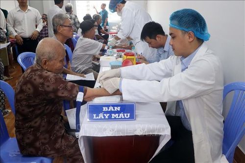 Các y bác sĩ thực hiện lấy mẫu máu xét nghiệm cho người cao tuổi nhằm tầm soát sớm các bệnh lý mãn tính, dữ liệu được đồng bộ vào sổ sức khỏe điện tử quốc gia. Ảnh: Trung Kiên/TTXVN