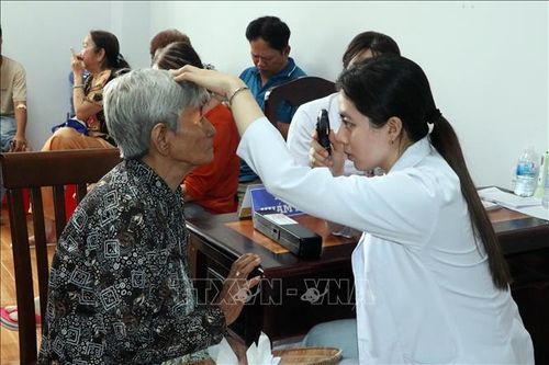 Bác sĩ chuyên khoa tầm soát các bệnh lý về mắt cho người cao tuổi tại chương trình. Ảnh: Trung Kiên/TTXVN