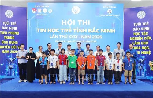 Ban Tổ chức chụp ảnh lưu niệm với đại diện các thí sinh tham dự Hội thi.