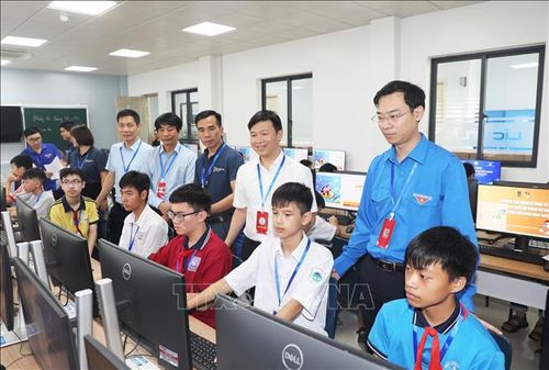 Các đại biểu kiểm tra phần thi của các thí sinh.