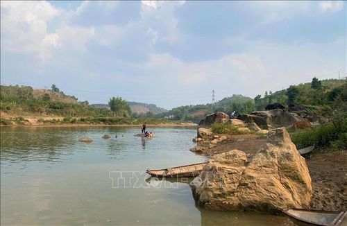 Sông Đăk Bla chảy qua địa bàn các phường, xã thuộc khu vực thành phố Kon Tum cũ là nơi nhiều trẻ em tắm, tiềm ẩn nguy cơ cao xảy ra đuối nước.