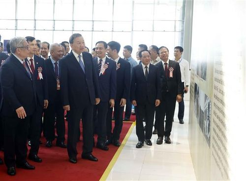 Tổng Bí thư, Chủ tịch nước Tô Lâm xem trưng bày giới thiệu tại lễ kỷ niệm. Ảnh: Thống Nhất/TTXVN