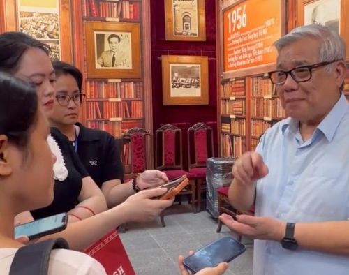GS.TSKH Vũ Minh Giang chia sẻ với báo chí chiều 16/5. Ảnh: LV