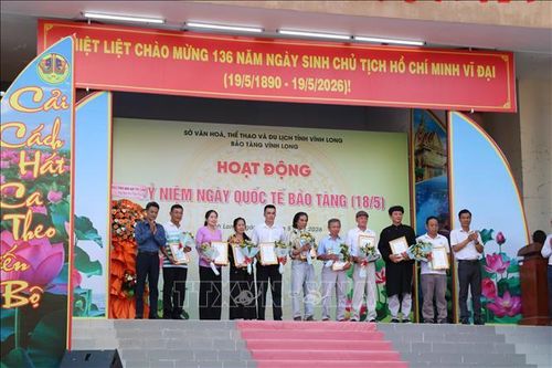 Tặng thư cảm ơn cho các nhà hiến tặng hiện vật cho bảo tàng.