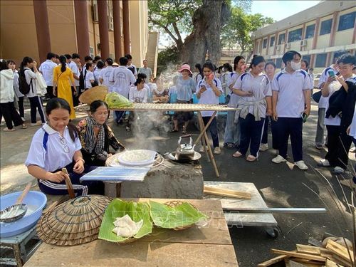 Học sinh tham gia "giờ học di sản" tại Bảo tàng.