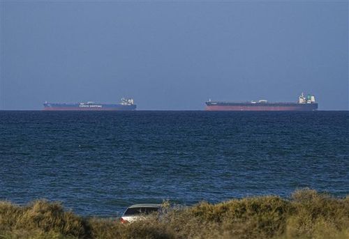 Tàu hàng chờ ở ngoài khơi Oman để di chuyển qua eo biển Hormuz, sau khi Mỹ-Iran đạt thỏa thuận ngừng bắn 2 tuần, ngày 8/4/2026. Ảnh: Anadolu Agency/TTXVN