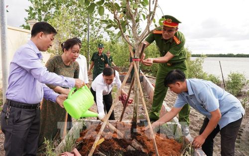 Phát động trồng cây nhớ Bác sau buổi lễ. Ảnh: Tuấn Phi - TTXVN