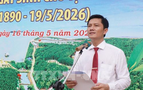 Đại diện UBND xã Đất Mũi phát biểu tại lễ dâng hương. Ảnh: Tuấn Phi - TTXVN