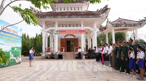 Quang cảnh lễ dâng hương, dâng hoa tại xã Đất Mũi. Ảnh: Tuấn Phi - TTXVN