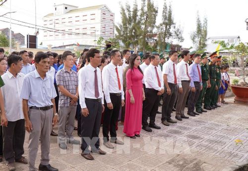 Cán bộ công chức, viên chức, hội viên và quần chúng nhân dân địa bàn xã Đất Mũi dâng hương, dâng hoa tại Đền thờ Chủ tịch Hồ Chí Minh tại xã. Ảnh: Tuấn Phi - TTXVN