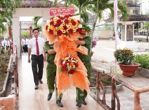 Cán bộ công chức, viên chức xã Đất Mũi dâng hoa tại Đền thờ Chủ tịch Hồ Chí Minh tại xã. Ảnh: Tuấn Phi - TTXVN
