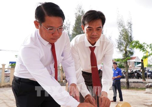 Lãnh đạo Đảng ủy - UBND xã Đất Mũi thắp hương tưởng nhớ Bác. Ảnh: Tuấn Phi - TTXVN Chủ tịch Hồ Chí Minh tại Đền thờ Chủ tịch Hồ Chí Minh tại xã. Ảnh: Tuấn Phi - TTXVN