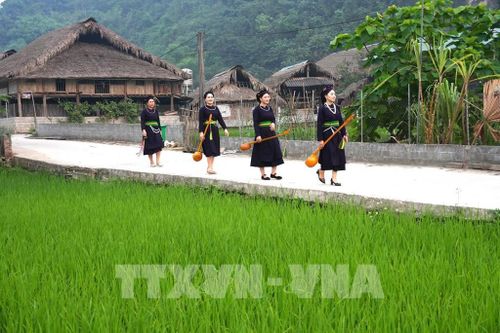 Thiếu nữ dân tộc Tày với đàn tính trong không gian du lịch cộng đồng ở thôn Tha, phường Hà Giang 1, tỉnh Tuyên Quang. Ảnh: Minh Tâm-TTXVN