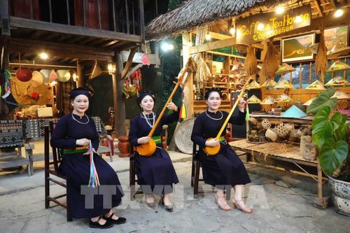Nghệ thuật hát Then, đàn tính trở thành sản phẩm văn hóa phục vụ du lịch cộng đồng tại thôn Tha, phường Hà Giang 1, tỉnh Tuyên Quang. Ảnh: Minh Tâm-TTXVN
