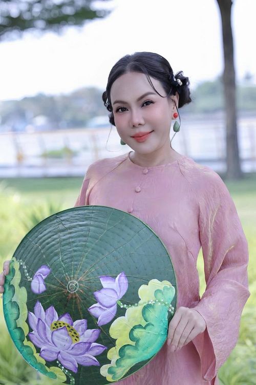 Khán giả nhận xét, phía sau hình ảnh một Việt Hương hài hước, hoạt ngôn là một người phụ nữ giàu tình cảm.