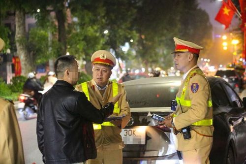 Lực lượng Cảnh sát giao thông kiểm tra nồng độ cồn đối với lái xe ô tô. Ảnh: Công an Hà Nội