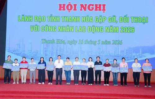 Các đồng chí: Mai Xuân Liêm, Phó Chủ tịch Thường trực UBND tỉnh; Đỗ Thị Toán, Phó Chủ tịch Thường trực Ủy ban MTTQ Việt Nam tỉnh trao hỗ trợ cho công nhân mắc bệnh hiểm nghèo.