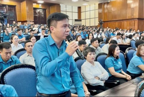 Anh Nguyễn Văn Trọn, Công đoàn Công ty TNHH giầy Annora Việt Nam đặt câu hỏi đối thoại.
