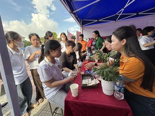 Doanh nghiệp mong muốn tuyển dụng lao động vừa có trình độ vừa có kỹ năng (Sinh viên Trường Đại học Hồng Đức tham gia tuyển dụng lao động tại ngày hội việc làm).