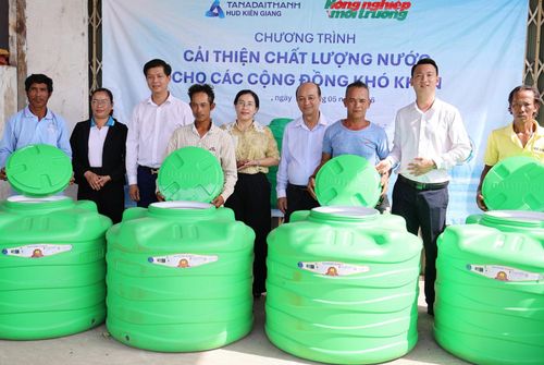 Ban tổ chức trao tặng bồn chứa nước cho người dân vùng hạn mặn xã Kiên Lương.