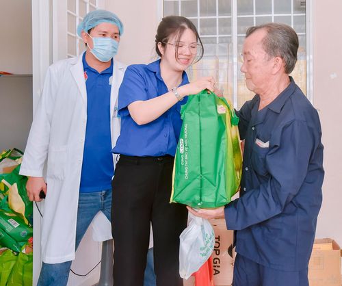 Người dân xã Vĩnh Điều nhận thuốc và quà.
