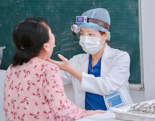 Bác sĩ Bệnh viện Tai Mũi Họng TP. Hồ Chí Minh khám bệnh cho người dân.
