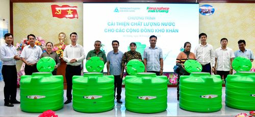 Ban tổ chức trao tặng bồn chứa nước cho người dân có hoàn cảnh khó khăn trên địa bàn xã Đông Thái.