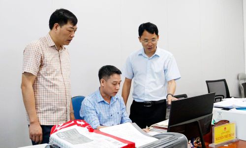  Đồng chí Đỗ Văn Quý (ngoài cùng, bên phải), Chủ tịch UBND, Trưởng Ban chỉ đạo thực hiện đo đạc, lập bản đồ địa chính, lập hồ sơ địa chính và hoàn thành cơ sở dữ liệu đất đai phường Đa Mai kiểm tra công tác nhập dữ liệu. 