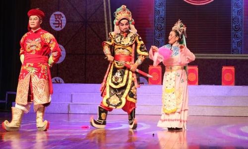 Các thành viên Đoàn tuồng Ngô Nội (xã Yên Phong) trình diễn một trích đoạn tuồng cổ.