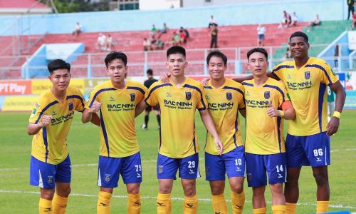  Các cầu thủ Bắc Ninh FC ăn mừng bàn thắng nâng tỷ số trong hiệp 1. 
