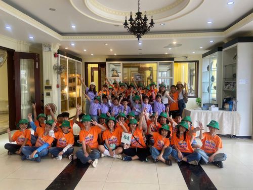 Học sinh tham quan, tìm hiểu về làng nghề đá Non Nước tại Bảo tàng Ký ức điêu khắc đá mỹ nghệ Non Nước - Ngũ Hành Sơn. Ảnh: XUÂN SƠN
