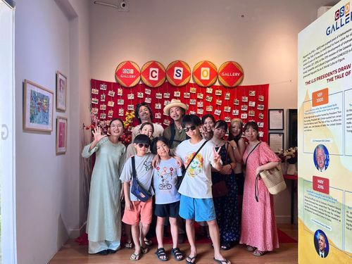 Du khách tham quan Bảo tàng Tiền cổ - tem - Truyện Kiều CSO Gallery Hội An. Ảnh: H.T