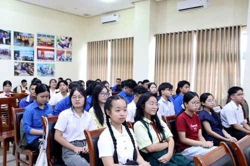 Học sinh, sinh viên tham gia hoạt động. Ảnh: TRỌNG HUY