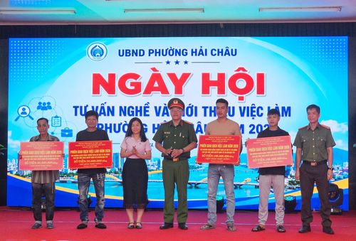 Chi nhánh Ngân hàng Chính sách xã hội thành phố trao hỗ trợ vay vốn cho 4 trường hợp tái hòa nhập cộng đồng. Ảnh: LAM PHƯƠNG