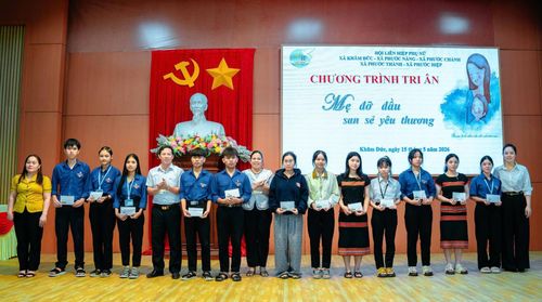 Đại diện Chương trình “Mẹ đỡ đầu” và Hội Liên hiệp Phụ nữ xã Phước Năng trao tặng quà cho học sinh. Ảnh: T.S