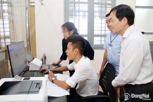 Lãnh đạo xã Thuận Lợi khảo sát thực tế việc thúc đẩy ứng dụng công nghệ thông tin, chuyển đổi số tại Trung tâm Phục vụ hành chính công của xã. Ảnh: Hải Quân